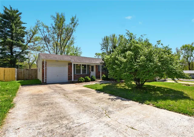 Photo 2 of Single family home for sale at 20 Wilbert Dr, Saint Charles, MO 63304 | MLS# 25023993 | Listing updated on 2025-04-25