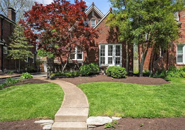 Photo 1 of Single family home for sale at 7215 Northmoor Dr, Saint Louis, MO 63105 | MLS# 25024306 | Listing updated on 2025-04-23
