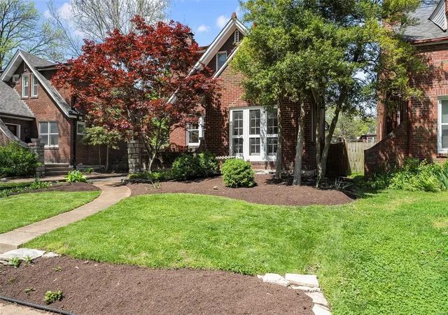 Photo 1 of Single family home for sale at 7215 Northmoor Dr, Saint Louis, MO 63105 | MLS# 25024306 | Listing updated on 2025-04-23