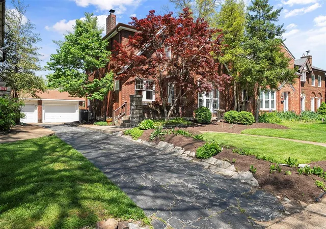 Photo 2 of Single family home for sale at 7215 Northmoor Dr, Saint Louis, MO 63105 | MLS# 25024306 | Listing updated on 2025-04-23