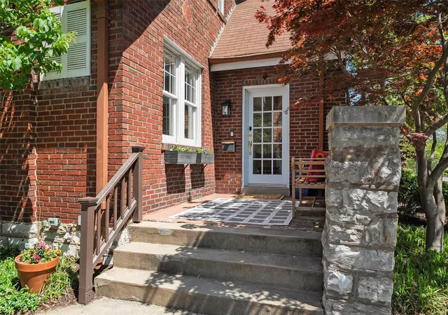 Photo 3 of Single family home for sale at 7215 Northmoor Dr, Saint Louis, MO 63105 | MLS# 25024306 | Listing updated on 2025-04-23