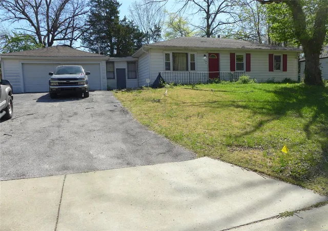 Photo 1 of Single family home for sale at 340 Wedge Dr, Saint Louis, MO 63135 | MLS# 25024311 | Listing updated on 2025-04-18