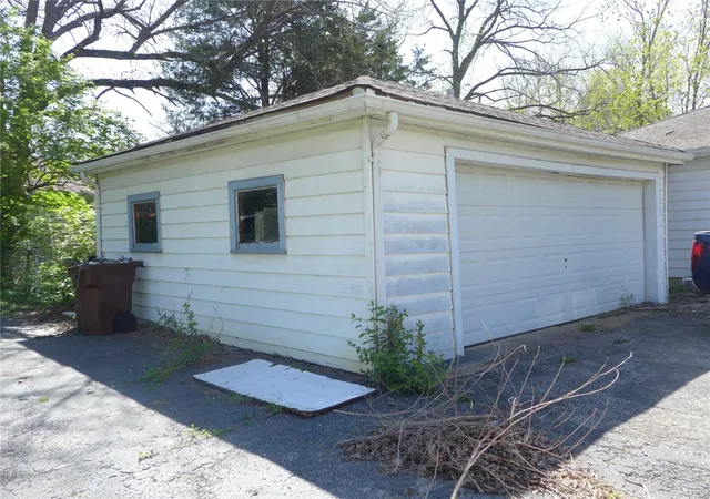 Photo 2 of Single family home for sale at 340 Wedge Dr, Saint Louis, MO 63135 | MLS# 25024311 | Listing updated on 2025-04-18