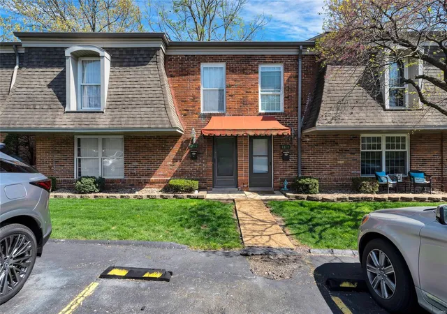 Photo 1 of Townhouse for sale at 4334 Chateau De Ville Dr, Saint Louis, MO 63129 | MLS# 25024360 | Listing updated on 2025-04-18