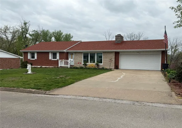 Photo 1 of Single family home for sale at 455 Country Club Dr, Hannibal, MO 63401 | MLS# 25024371 | Listing updated on 2025-04-18