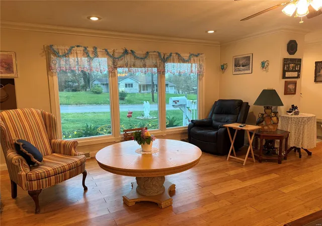 Photo 2 of Single family home for sale at 455 Country Club Dr, Hannibal, MO 63401 | MLS# 25024371 | Listing updated on 2025-04-18