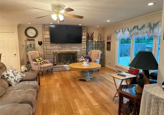 Photo 3 of Single family home for sale at 455 Country Club Dr, Hannibal, MO 63401 | MLS# 25024371 | Listing updated on 2025-04-18