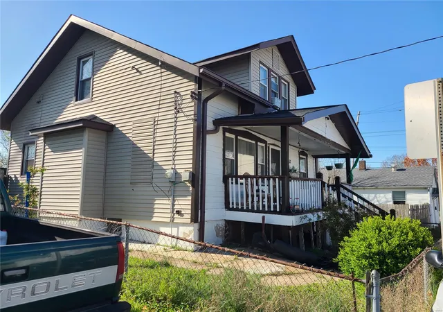 Photo 2 of Single family home for sale at 252 Wachtel Ave, Saint Louis, MO 63125 | MLS# 25024536 | Listing updated on 2025-04-18