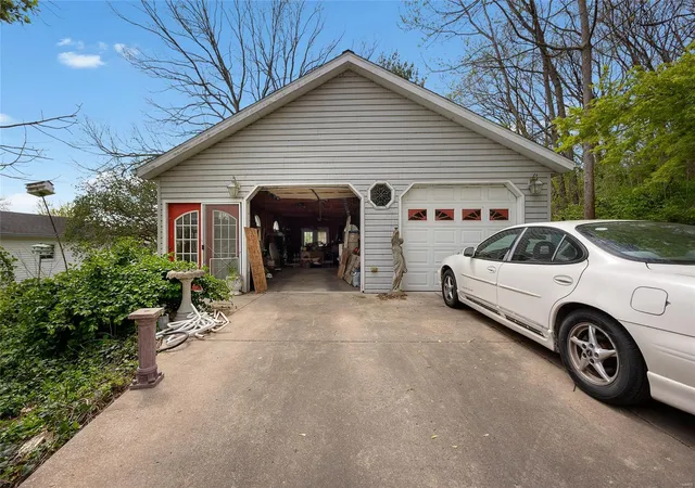Photo 4 of Single family home for sale at 883 Biltmore St, Sainte Genevieve, MO 63670 | MLS# 25024671 | Listing updated on 2025-04-20