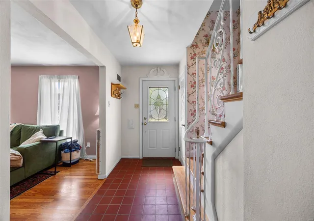 Photo 3 of Single family home for sale at 6623 Neosho St, Saint Louis, MO 63109 | MLS# 25024691 | Listing updated on 2025-04-22