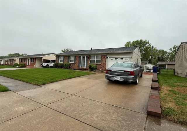 Photo 1 of Sale Pending at 3251 Ipswich Ln, Saint Charles, MO 63301 | MLS# 25024724 | Listing updated on 2025-04-29