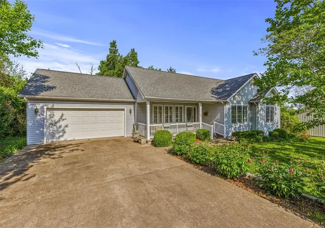 Photo 1 of Single family home for sale at 702 Oak St, Fredericktown, MO 63645 | MLS# 25024815 | Listing updated on 2025-04-30