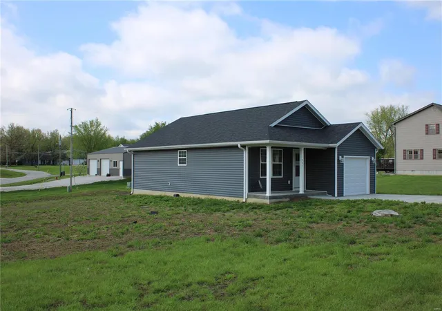 Photo 2 of Single family home for sale at 701 Lynn St, Paris, MO 65275 | MLS# 25024847 | Listing updated on 2025-04-21