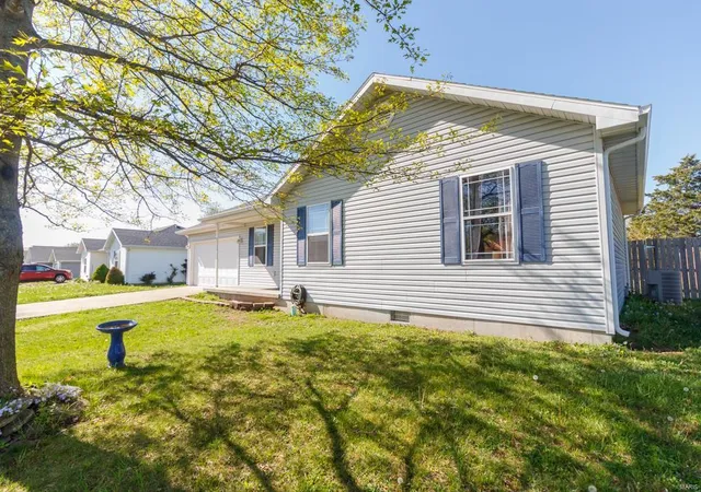 Photo 3 of Single family home for sale at 1123 Applelane Dr, Lebanon, MO 65536 | MLS# 25024875 | Listing updated on 2025-04-24