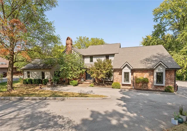 Photo 1 of Single family home for sale at 824 Bluespring, Saint Louis, MO 63131 | MLS# 25024969 | Listing updated on 2025-04-21
