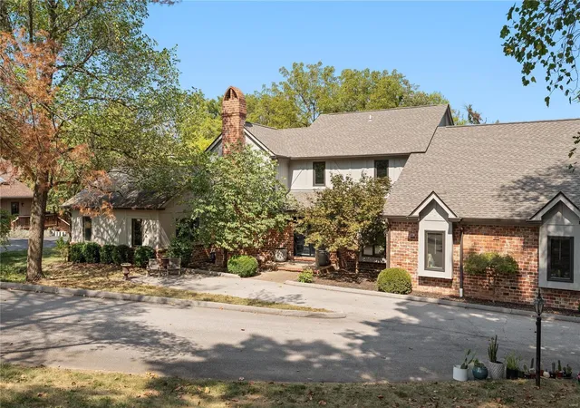 Photo 2 of Single family home for sale at 824 Bluespring, Saint Louis, MO 63131 | MLS# 25024969 | Listing updated on 2025-04-21