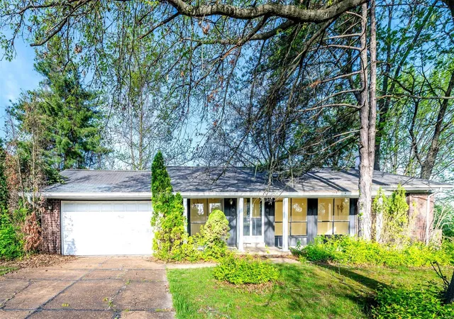 Photo 2 of Single family home for sale at 1239 Cheverly Ct, Saint Louis, MO 63146 | MLS# 25024988 | Listing updated on 2025-04-23