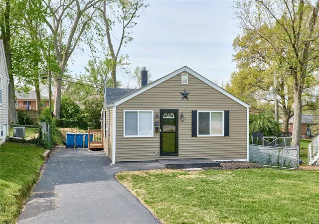Photo 1 of Single family home for sale at 9550 Flora Ave, Saint Louis, MO 63114 | MLS# 25025067 | Listing updated on 2025-04-25