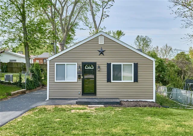 Photo 2 of Single family home for sale at 9550 Flora Ave, Saint Louis, MO 63114 | MLS# 25025067 | Listing updated on 2025-04-25