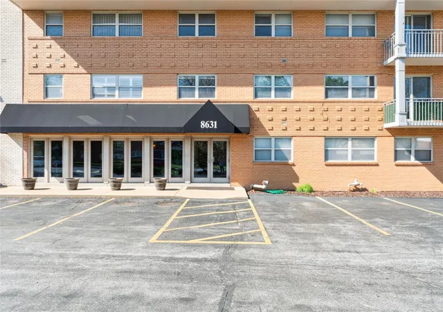 Photo 1 of Condo for sale at 8631 Old Bonhomme Rd #1G, Saint Louis, MO 63132 | MLS# 25025069 | Listing updated on 2025-04-24