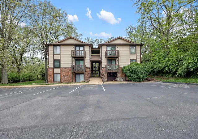 Photo 1 of Condo for sale at 1015 Adworth Dr #I, Saint Louis, MO 63125 | MLS# 25025106 | Listing updated on 2025-04-22
