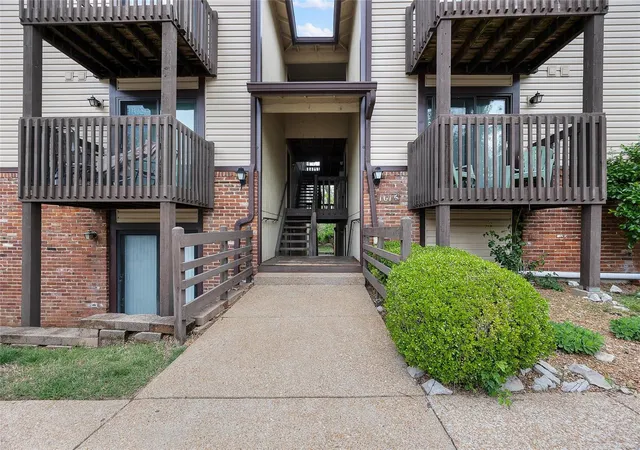 Photo 2 of Condo for sale at 1015 Adworth Dr #I, Saint Louis, MO 63125 | MLS# 25025106 | Listing updated on 2025-04-22