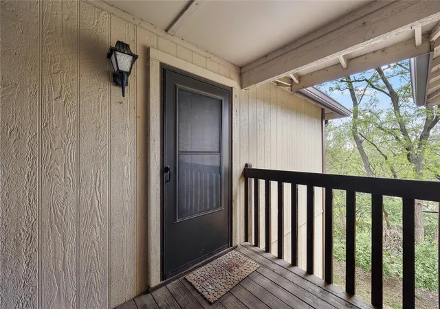 Photo 3 of Condo for sale at 1015 Adworth Dr #I, Saint Louis, MO 63125 | MLS# 25025106 | Listing updated on 2025-04-22