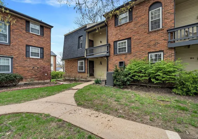 Townhouse for sale at 92 Conway Cvs Dr, Chesterfield, MO 63017 | MLS# 25025142