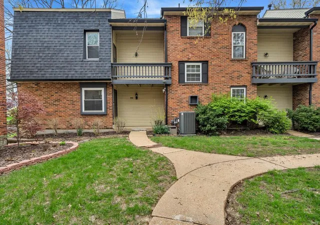 Photo 1 of Townhouse for sale at 92 Conway Cvs Dr, Chesterfield, MO 63017 | MLS# 25025142 | Listing updated on 2025-04-25