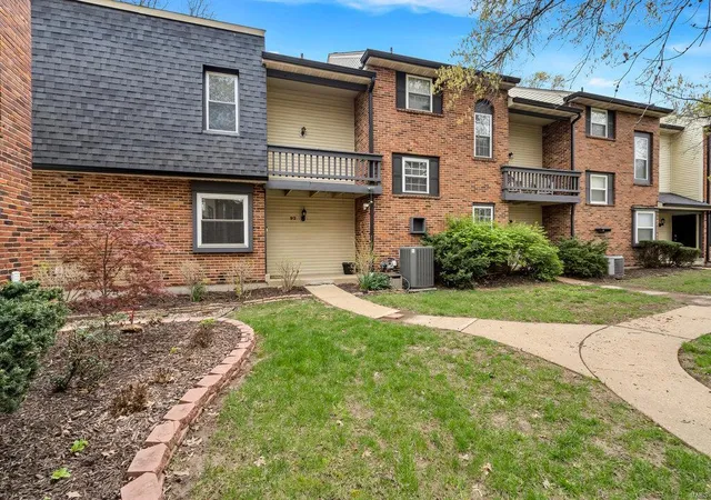 Photo 2 of Townhouse for sale at 92 Conway Cvs Dr, Chesterfield, MO 63017 | MLS# 25025142 | Listing updated on 2025-04-25