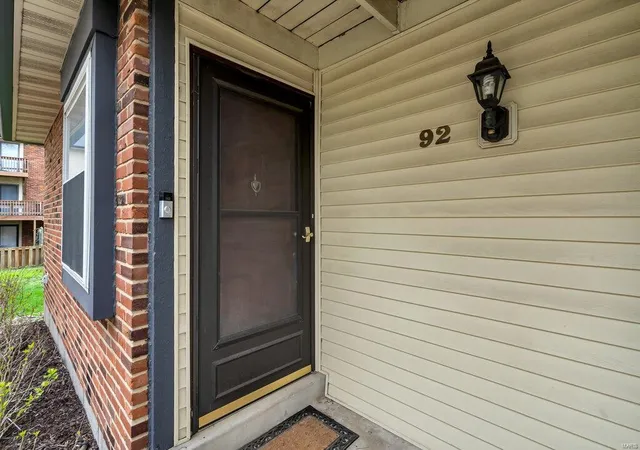 Photo 3 of Townhouse for sale at 92 Conway Cvs Dr, Chesterfield, MO 63017 | MLS# 25025142 | Listing updated on 2025-04-25