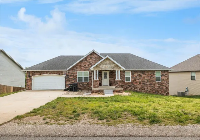 Photo 1 of Single family home for sale at 20256 Hardcastle Ln, Saint Robert, MO 65584 | MLS# 25025146 | Listing updated on 2025-05-02