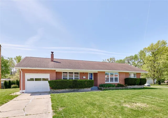 Photo 1 of Single family home for sale at 320 Hawthorn Ave, Saint Charles, MO 63301 | MLS# 25025179 | Listing updated on 2025-04-23