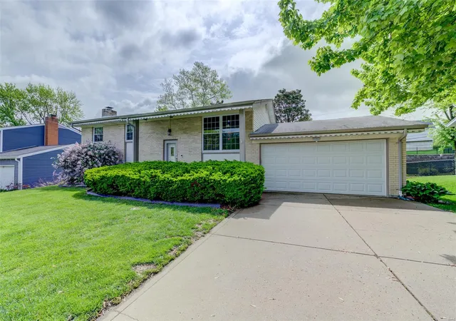 Photo 1 of Single family home for sale at 200 Briarcliff Dr, Saint Charles, MO 63301 | MLS# 25025212 | Listing updated on 2025-04-29