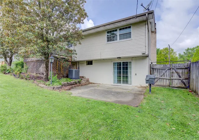 Photo 2 of Single family home for sale at 200 Briarcliff Dr, Saint Charles, MO 63301 | MLS# 25025212 | Listing updated on 2025-04-29