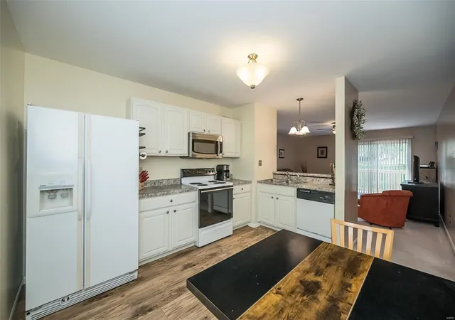 Listing Photo 4 - Condo for sale in building located at 846 Sugar Vly Ct, Saint Peters, MO 63376 - Unit #4
