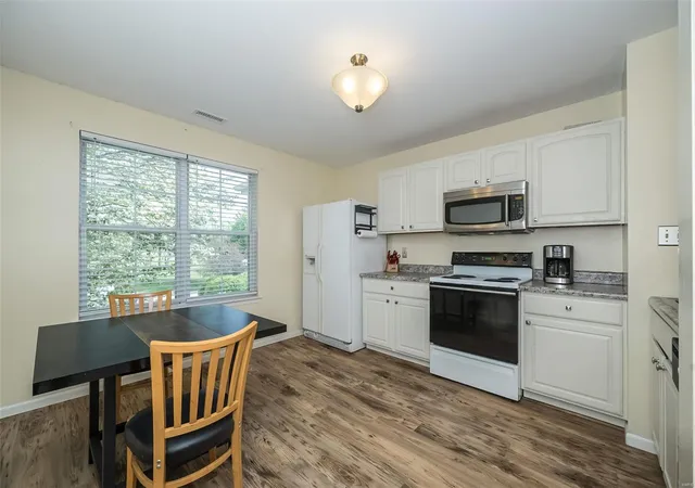 Listing Photo 5 - Condo for sale in building located at 846 Sugar Vly Ct, Saint Peters, MO 63376 - Unit #4