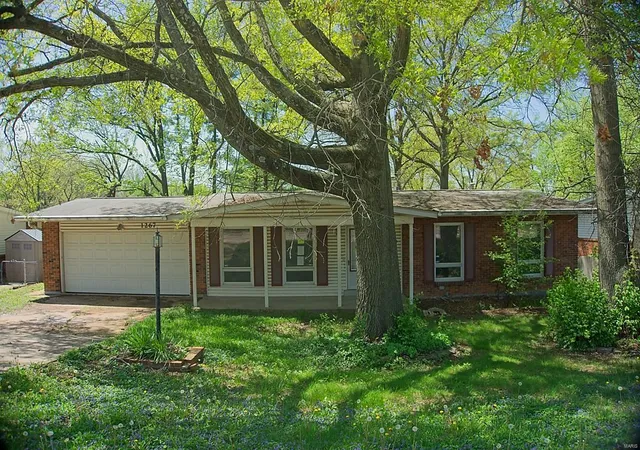 Photo 1 of Single family home for sale at 1267 Craig Rd, Saint Louis, MO 63146 | MLS# 25025405 | Listing updated on 2025-04-23