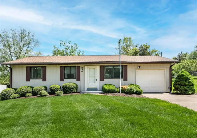 Photo 1 of Single family home for sale at 8 Gran Lin Ct, Saint Charles, MO 63303 | MLS# 25025448 | Listing updated on 2025-05-01