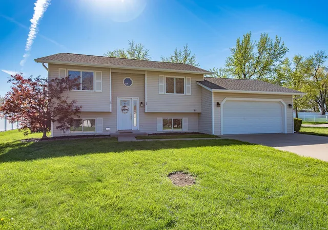Photo 1 of Single family home for sale at 1 Summer Forest Ct, Saint Charles, MO 63304 | MLS# 25025491 | Listing updated on 2025-04-24