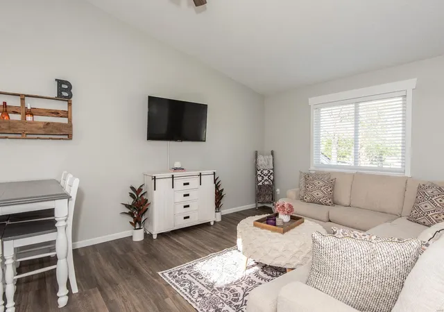 Photo 2 of Single family home for sale at 1 Summer Forest Ct, Saint Charles, MO 63304 | MLS# 25025491 | Listing updated on 2025-04-24