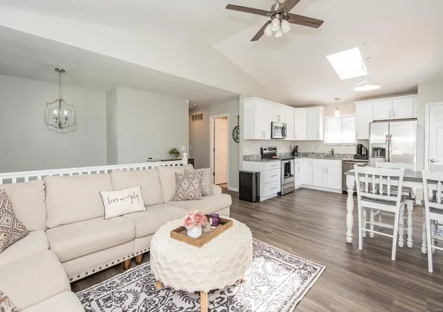 Photo 3 of Single family home for sale at 1 Summer Forest Ct, Saint Charles, MO 63304 | MLS# 25025491 | Listing updated on 2025-04-24