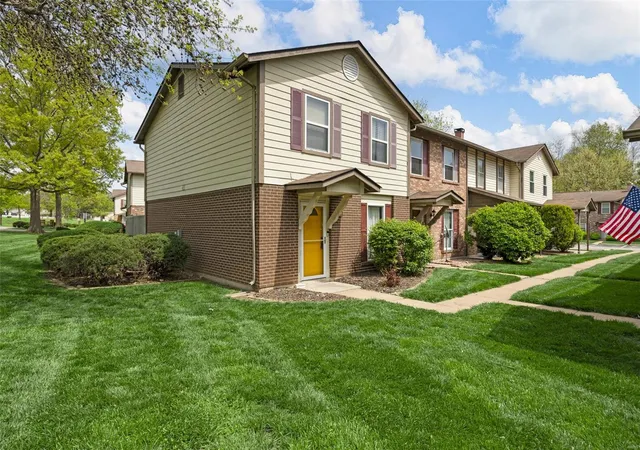 Photo 2 of Townhouse for sale at 45 Park Charles Blvd S #D, Saint Peters, MO 63376 | MLS# 25025494 | Listing updated on 2025-04-26