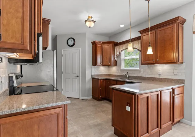 Photo 3 of Single family home for sale at 1440 Colonial Dr, Saint Charles, MO 63304 | MLS# 25025499 | Listing updated on 2025-05-01