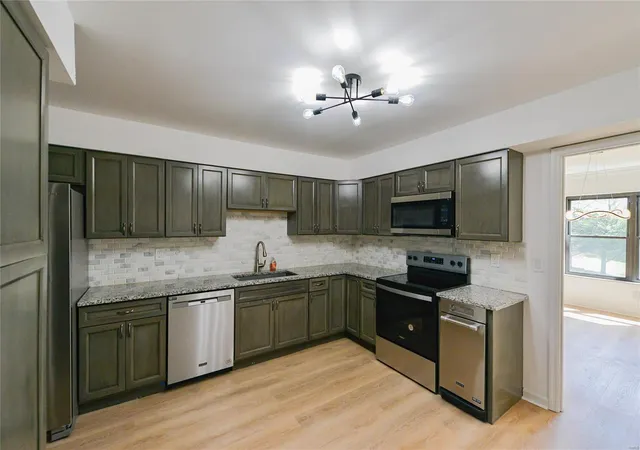 Photo 4 of Condo for sale at 590 Sarah Ln #303, Saint Louis, MO 63141 | MLS# 25025623 | Listing updated on 2025-04-24