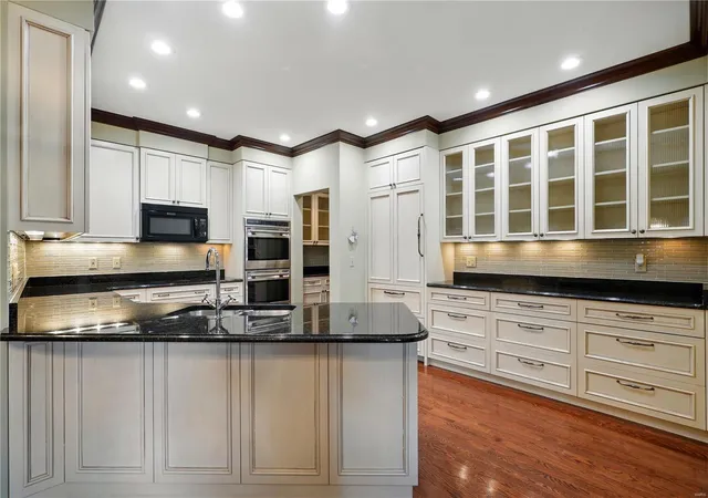 Photo 2 of Condo for sale at 14021 Woods Ml Cvs Dr, Chesterfield, MO 63017 | MLS# 25025658 | Listing updated on 2025-04-29