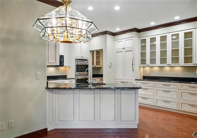 Photo 4 of Condo for sale at 14021 Woods Ml Cvs Dr, Chesterfield, MO 63017 | MLS# 25025658 | Listing updated on 2025-04-29