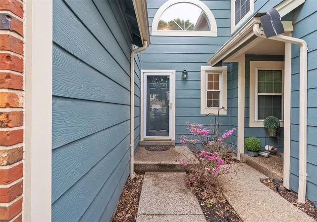 Photo 2 of Townhouse for sale at 3112 Autumn Shrs Dr, Maryland Heights, MO 63043 | MLS# 25025665 | Listing updated on 2025-05-05