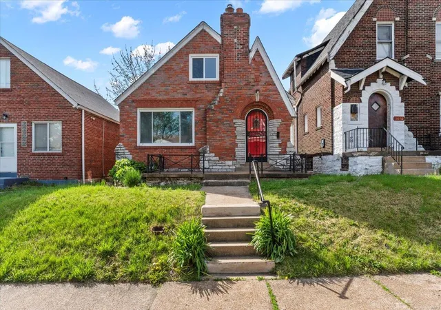 Photo 1 of Single family home for sale at 5034 Queens Ave, Saint Louis, MO 63115 | MLS# 25025675 | Listing updated on 2025-04-25