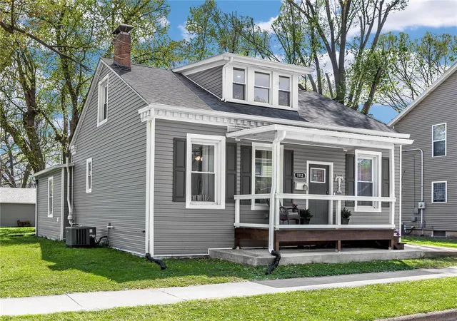 Photo 2 of Single family home for sale at 1112 9th Street, Highland, IL 62249 | MLS# 25026719 | Listing updated on 2025-04-28